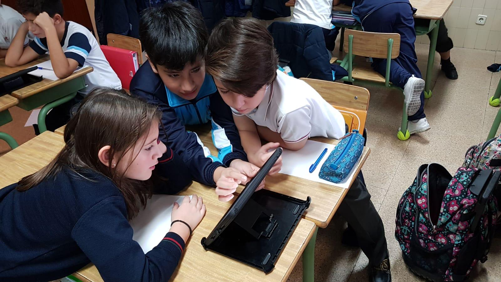 Alumnos de 5º primaria trabajando con iPads